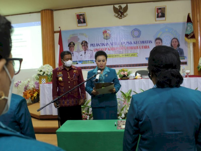 Ketua TP PKK Torut Agustina M Bassanng bersama Bupati Torut Yohanis Bassang melantik para Ketua TP PKK Kecamatan. (Ist)