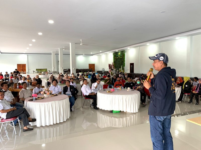 Rudianto Lallo kukuhkan alumni SMAN 6 Makassar di Takalar. (Ist)