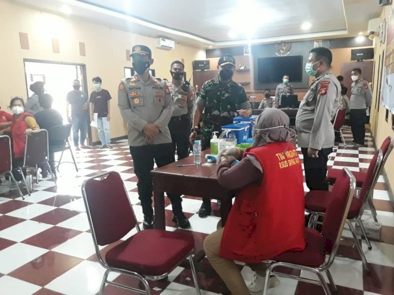 Dandim 1426 Takalar, Letkol Czi Catur Witanto meninjauan vaksinasi massal di Mapolres Takalar. (Ist)