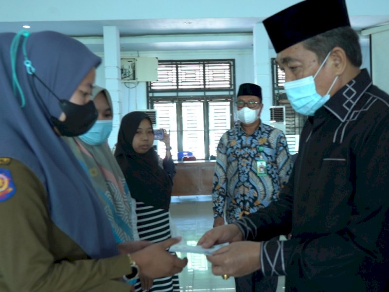 Bupati Sidrap serahkan bantuan zakat kepada ribuan pegawai honorer di lingkup Pemkab Sidrap. (Ist)