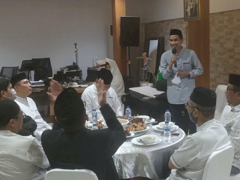 Ketua DPRD Makassar Rudianto Lallo dan Rektor UNM Prof Dr Husain Syam buka bersama alumni SMAN 6 Makassar. (Ist)