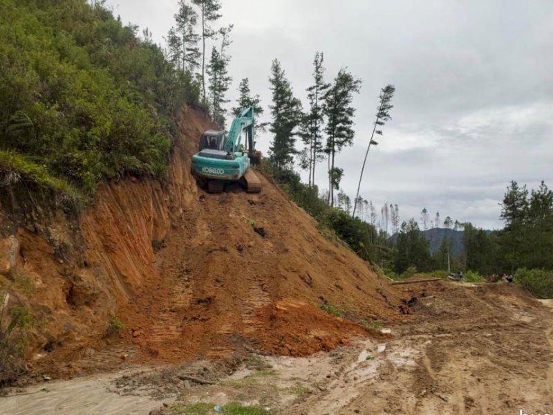 Penanganan longsor di Simbuang  Tator oleh tim Dinas PUTR Sulsel. (Ist)