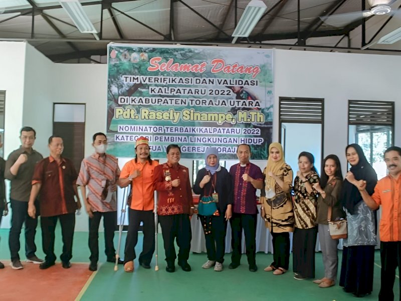 Bupati Torut Yohanis Bassang bersama Tim Verifikasi dan Validasi Kalpataru. (Ist)