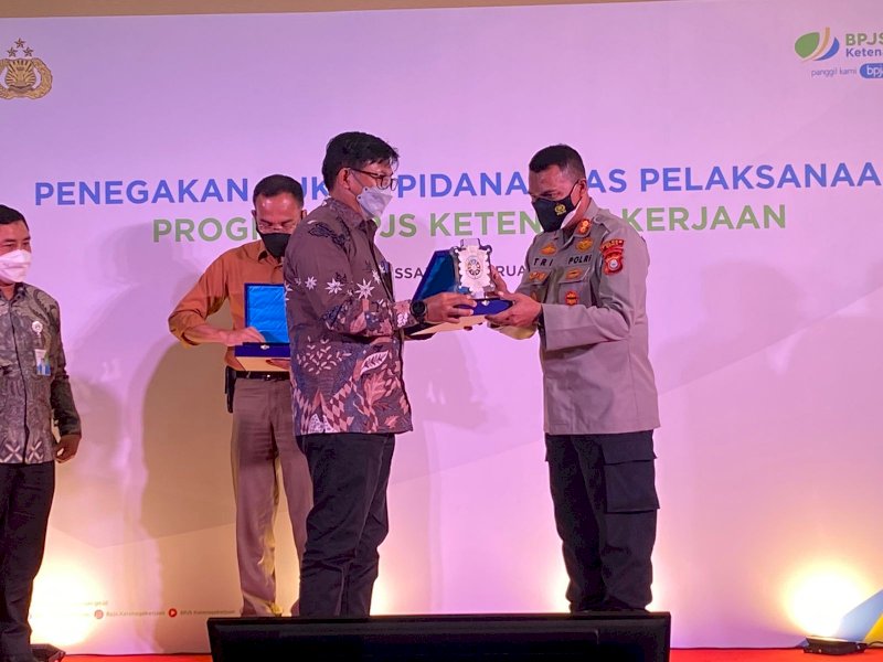 Kapolres Gowa AKBP Tri Goffarudin terima penghargaan dari BPJS Ketenagakerjaan. (Ist)