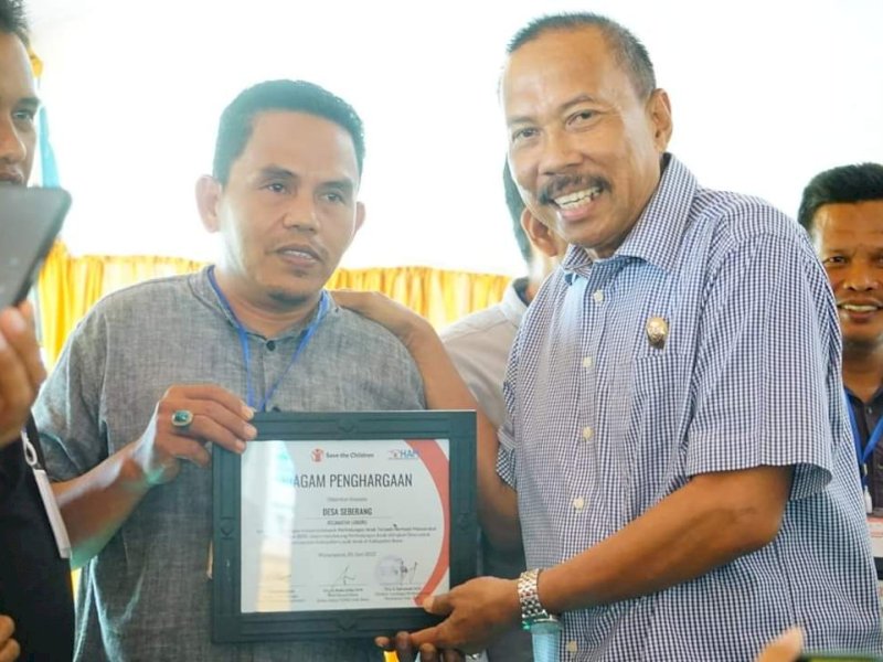 Wabup Bone Ambo Dalle berikan penghargaan kepada Kades Seberang. (Ist)