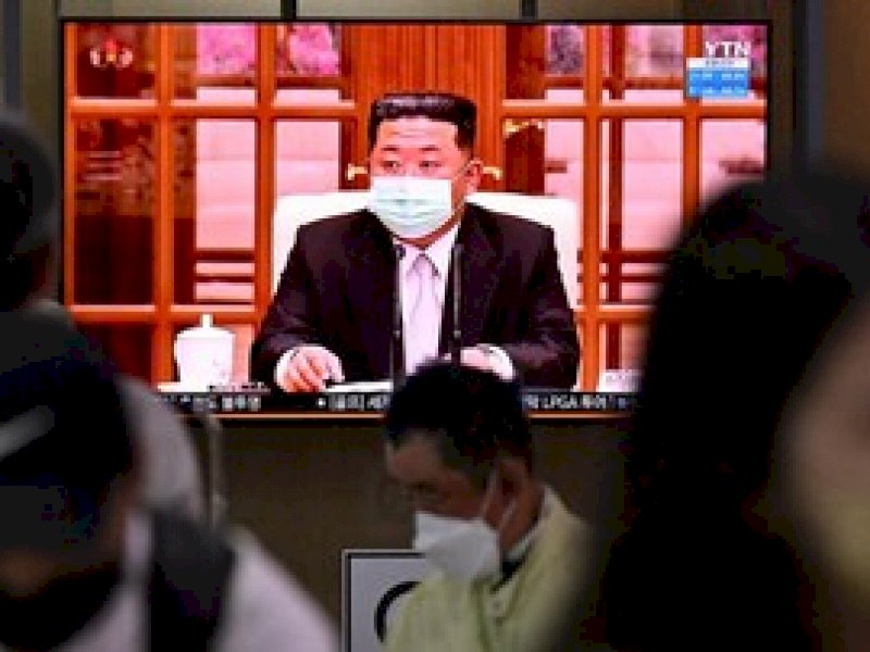 Presiden Korut Kim Jong-un memakai masker. (Net)