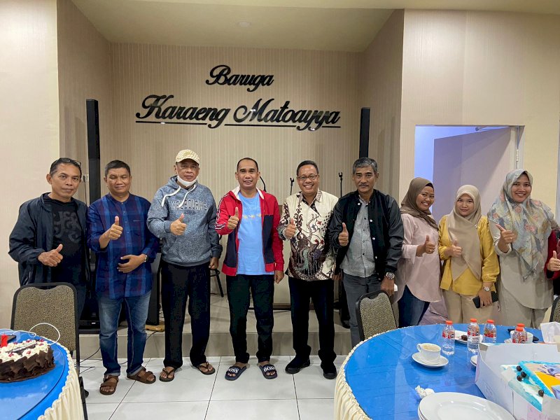 Sekretaris DPRD Kota Makassar, Dahyal memberikan suprise Ketua DPRD Makassar Rudianto Lallo, di Rumah Jabatan, Minggu (05/06/2022) malam. Ist