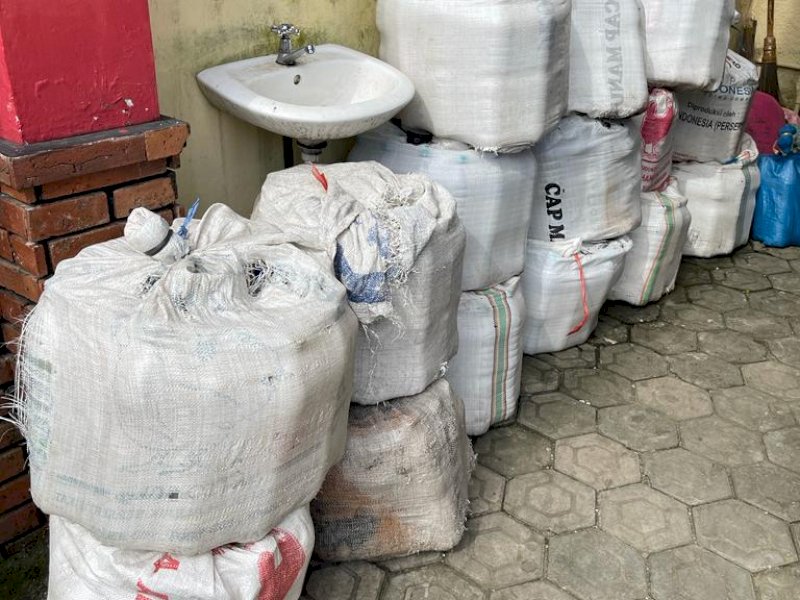 Ratusan botol berisi ballo diamankan di Polres Takalar. (Ist)