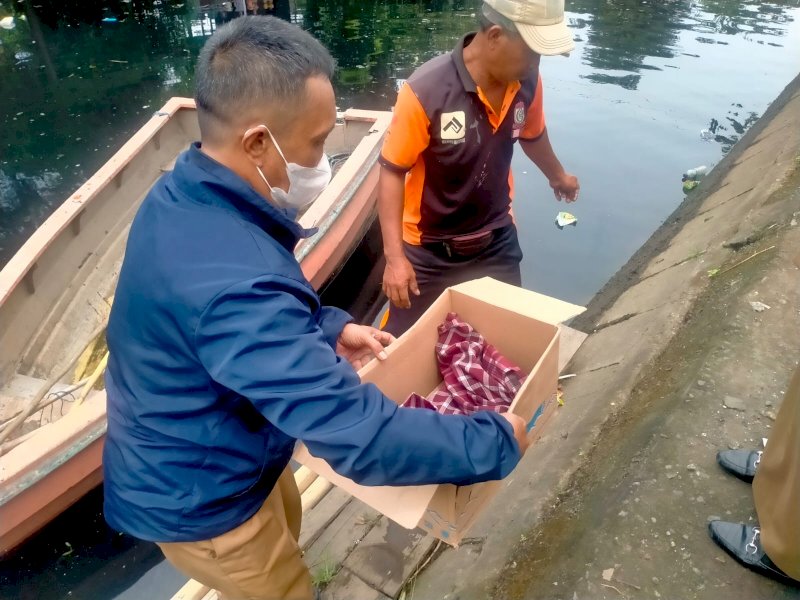 Proses evakuasi mayat bayi yang ditemukan di kanal Tanggul Patompo. (Ist)