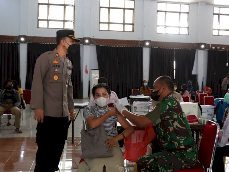 Kapolres TATOR AKBP Juara Silalahi pantau vaksinasi. (Ist)