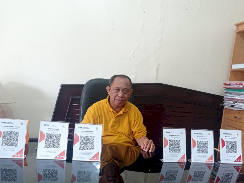 Plt Kepala Bapenda Toraja Utara Andarias Sampe memperlihatkan barcode aplikasi QRIS. (Andarias)