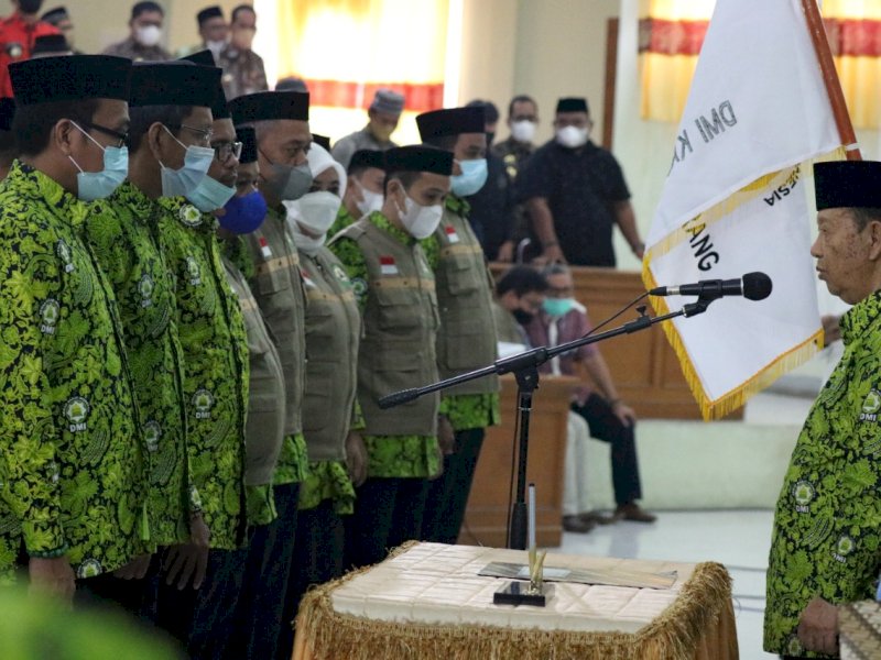Ketua DMI Sulsel Mayjen TNI (Purn) Amin Syam melantik pengurus DMI Pinrang. (Ist)