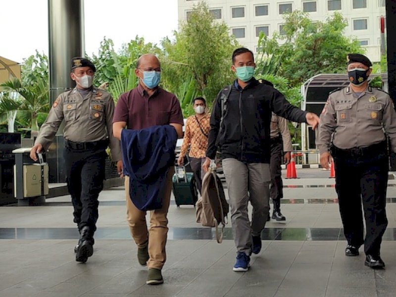 Wawan Ridwan (kedua kiri) saat digiring ke KPK. (Foto: RMOL)