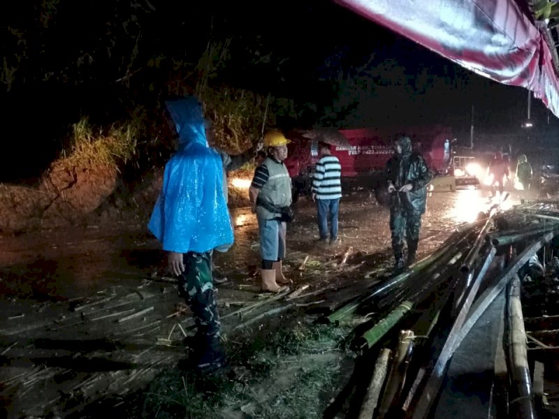 Bupati Torut Yohanis Bassang tinjau longsor hingga tembus pagi. (Ist)