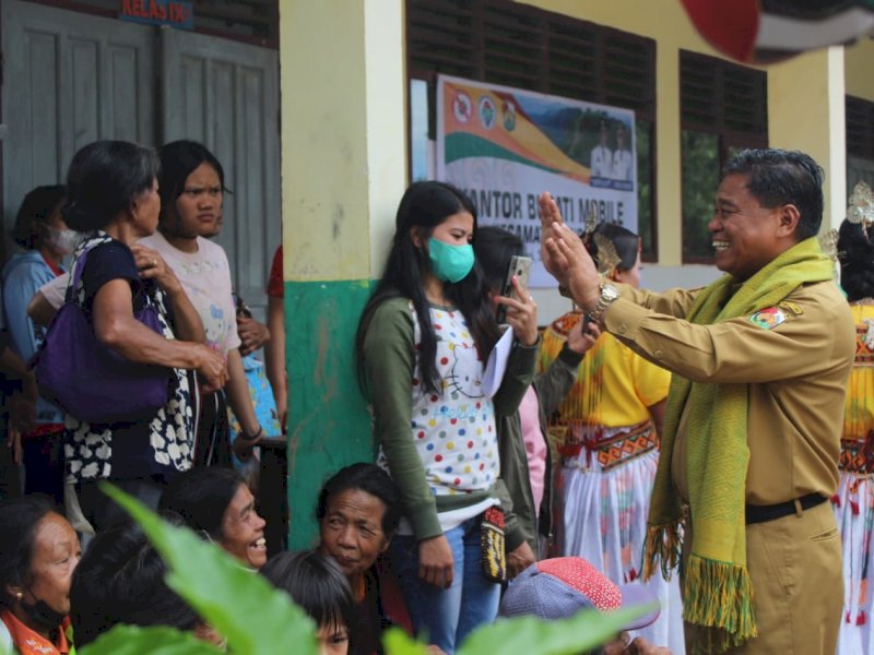 Bupati Torut sapa warga terkait hadirnya Kantor Bupati Mobile di Kecamatan Sa'dan. (Ist)