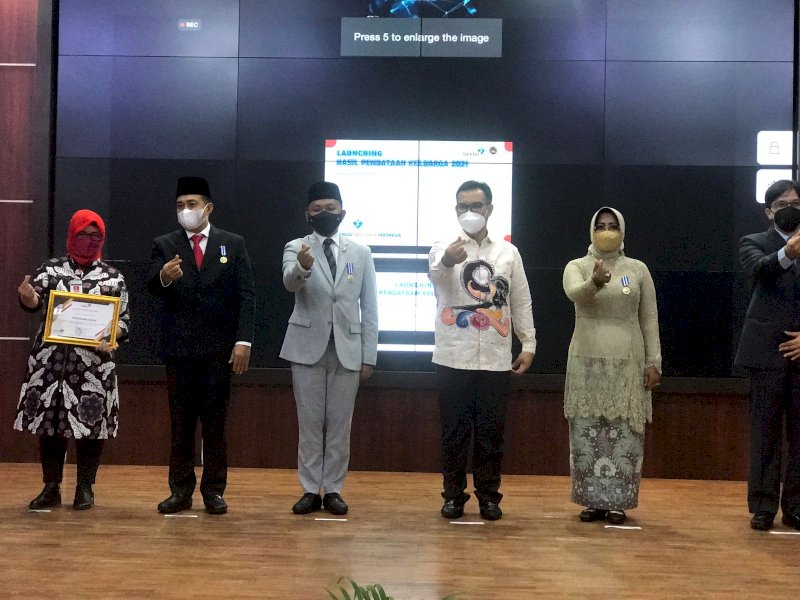 Bupati Bantaeng Ilham Azikin terima penghargaan Manggala Karya Kencana. (Foto: Ist)