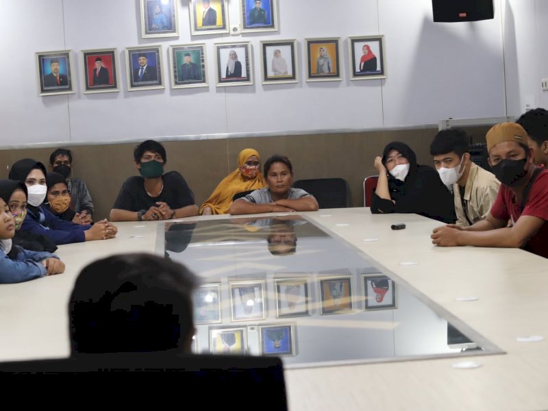 Puluhan pedagang asongan mengadu ke DPRD Kota Makassar. (Foto: Ist)