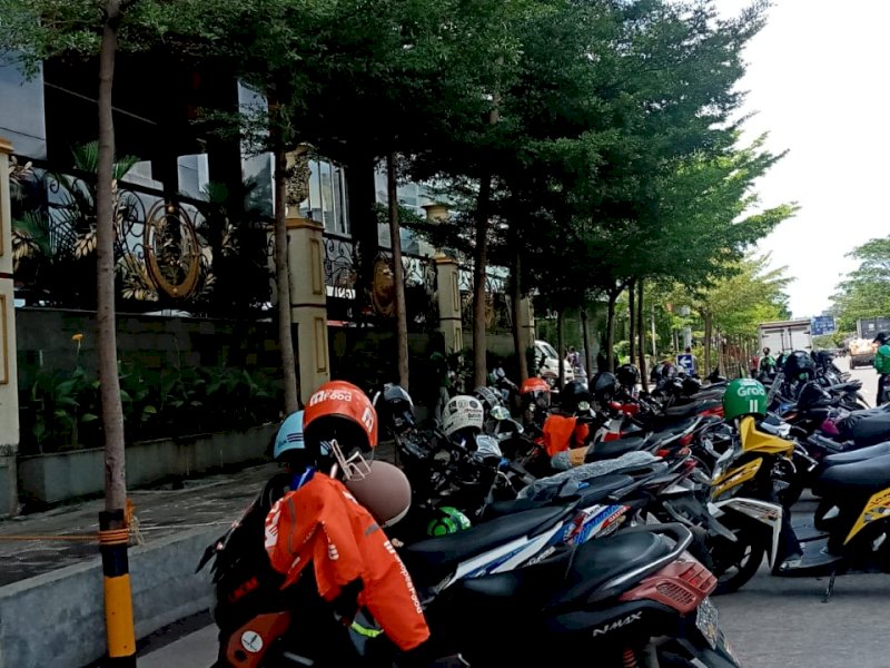 Puluhan kendaraan ojol parkir di badan jalan Boulevard depan Hotel Myko. (Foto: Nurjannah)