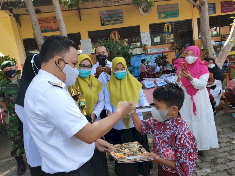 Bupati Bantaeng Ilham Azikin memberikan bantuan perlengkapan sekolah gratis (Ist)