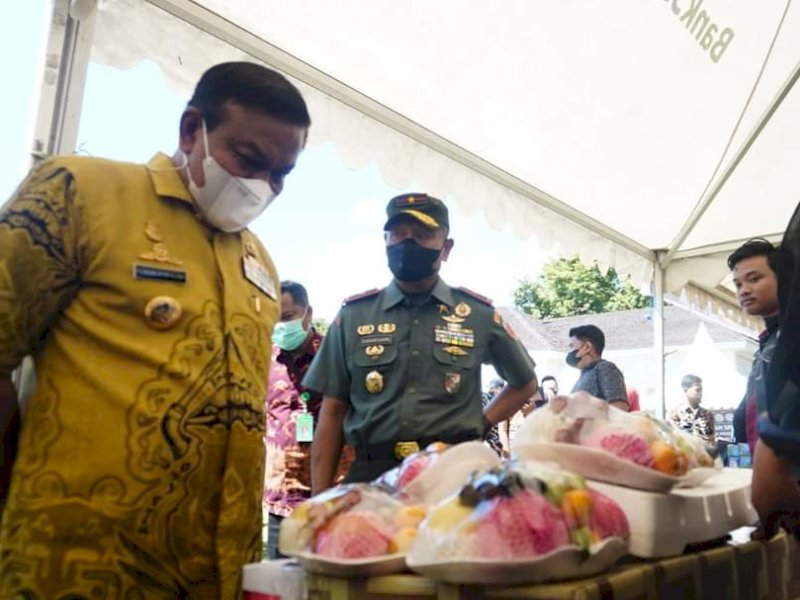 Bupati Bone Andi Fahsar M Padjalangi membuka Pasar Murah Terpadu di Pelataran Lapangan Merdeka Bone. (Ist)