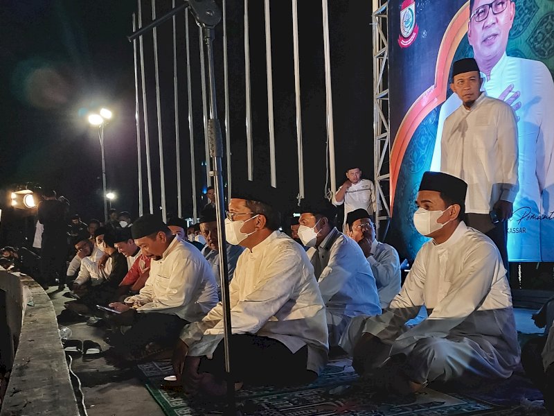 Wali Kota Makassar Danny Pomanto dan Ketua DPRD Makassar melakukan salat subuh berjamaah. (Ist)
