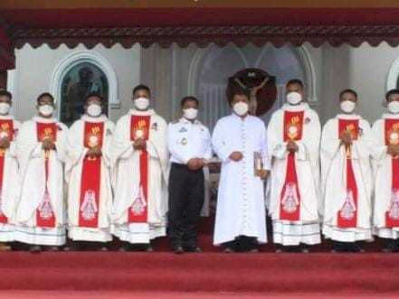 Bupati Torut Yohanis Bassang bersama 7 Calon Imam Keuskupan Agung Makassar (KAMS).