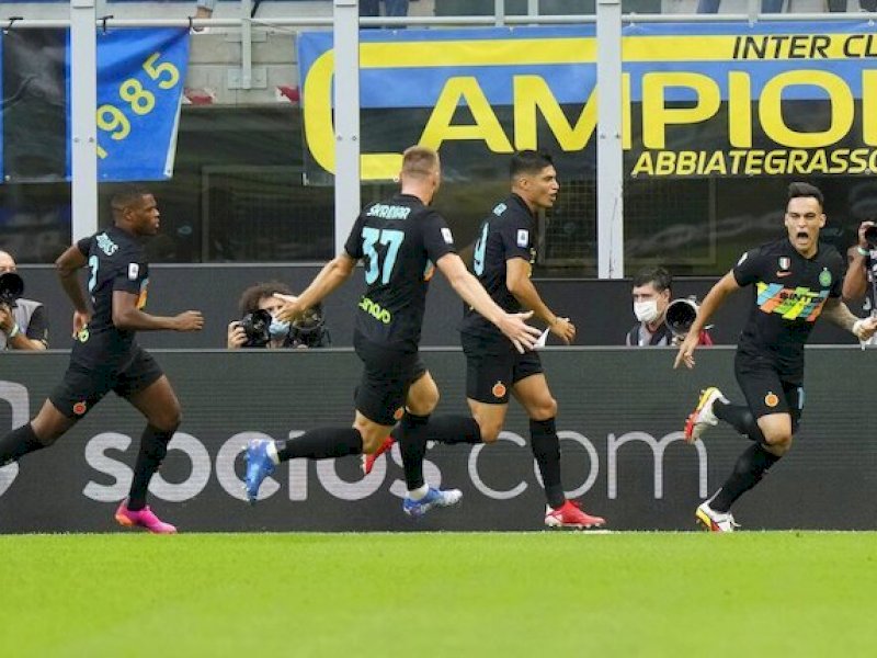 Pemain Inter Milan merayakan gol usai membobol gawang Bologna. 