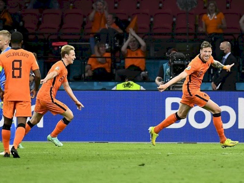 Pemian Belanda merayakan kemenangan usai membobol gawang Ukraina. 