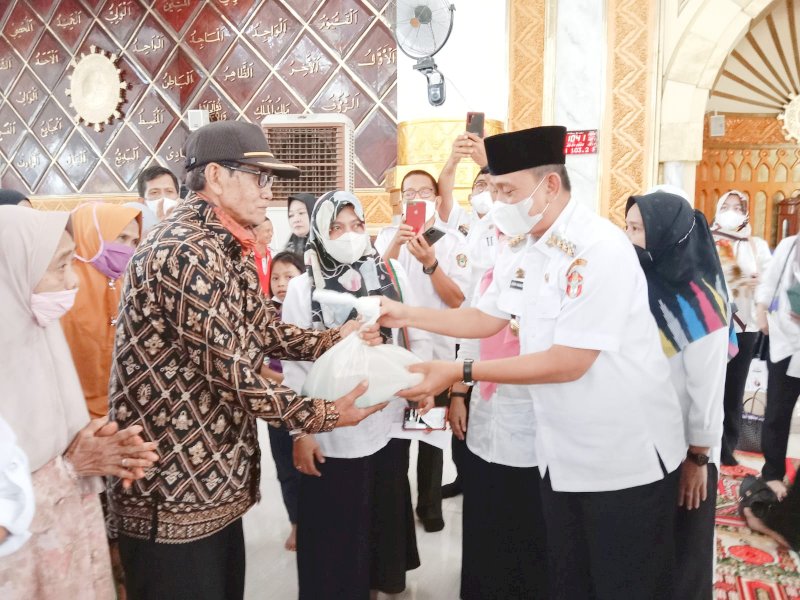 Bupati Wajo Amran Mahmud berikan paket bantuan jelang lebaran. (Ist)