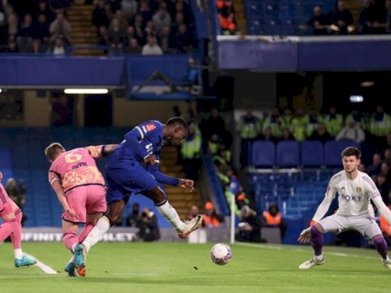 Pemain Chelsea melepas tembakan ke gawang Leed United. (int) 