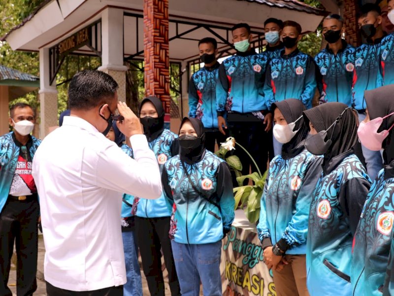 Ilham Azikin menyemangati para pesilat Bantaeng yang akan berlaga di Praporda. (Foto: Ist)