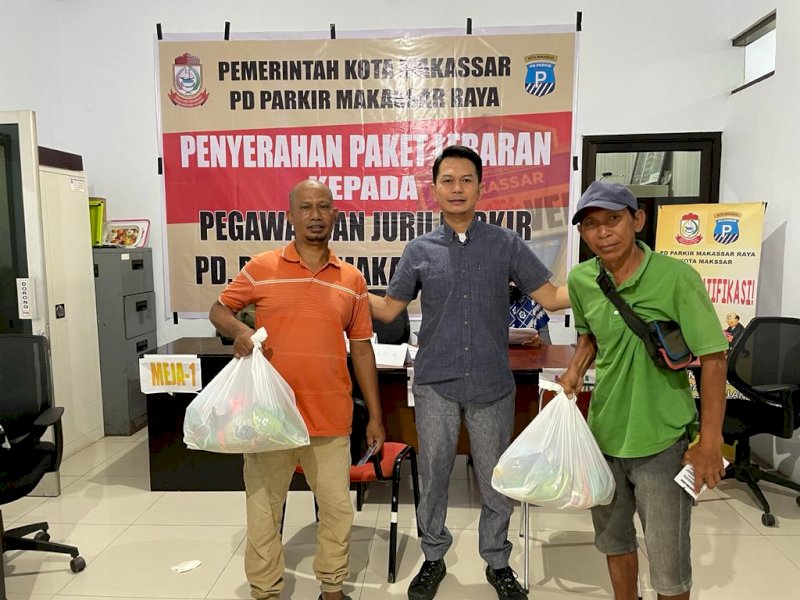 Penjabat Direksi Andi Fadly Ferdiansyah membagikan ribuan paket sembako ke Juru Parkir dan ratusan karyawan, Senin (25/4/2022).