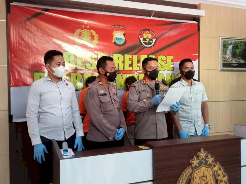 Kapolres Enrekang Arief Doddy Suryawan menjelaskan kasus penangkapan penadah motor curian