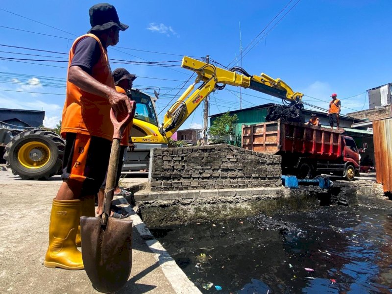 Normalisasi saluran di jalan Ampera Raya, menggunakan alat berat spider excavator