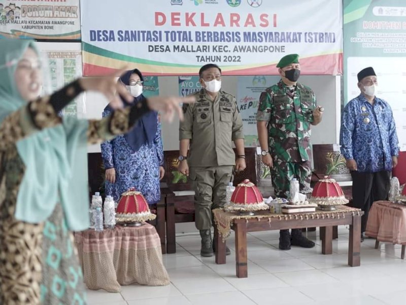 Deklarasi Desa Sanitasi Total Berbasis Masyarakat (STBM) digelar di Desa Mallari, Kecamatan Awangpone, Kabupaten Bone, Senin (17/1/2022).