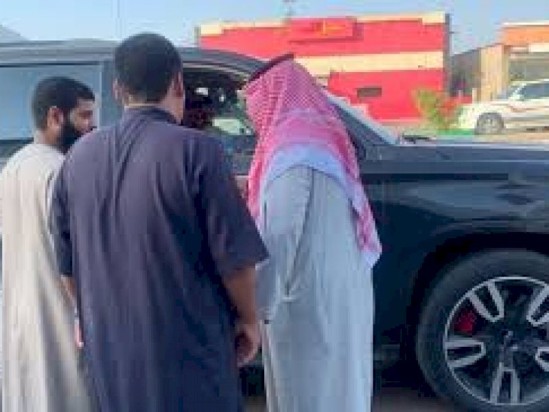 Pangeran Saudi memakai surban membelikan pria asing mobil baru. (Foto: Int)