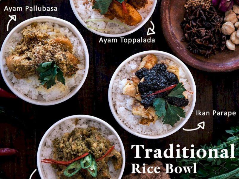 Sajian rice bowl, terdiri dari ayam palekko, ayam topalada, ayam pallubasa dan ikan parape.
