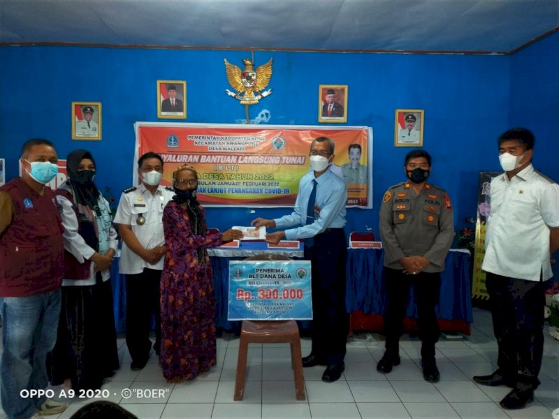 Kepala KPPN Watampone, Rintok Juhirman serahkan BLT. (Ist)