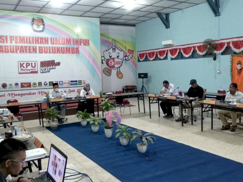 Rapat pleno KPU Bulukumba. (Foto: Saiful)
