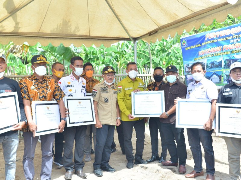 Bupati Jeneponto Iksan Iskandar serahkan piagam penghargaan RTLH. (Ist)