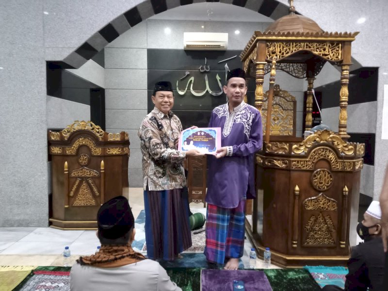 Ketua DPRD Makassar Rudianto Lallo menyerahkan bantuan hibah Pemkot Makassar kepada pengurus Masjid Taqwa. 