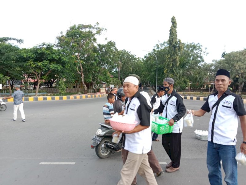 Pengurus JOIN Jeneponto bagi-bagi takjil kepada masyarakat. (Ist)