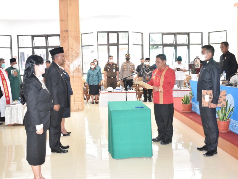 Bupati Torut Yohanis Bassang lantik 14 Pejabat Pimpinan Tinggi Pratama. (Ist)