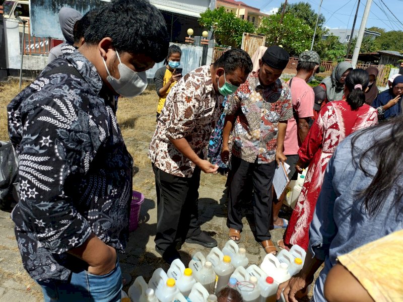 Pemkab Sidrap gelar operasi pasar minyak goreng curah . (Ist)