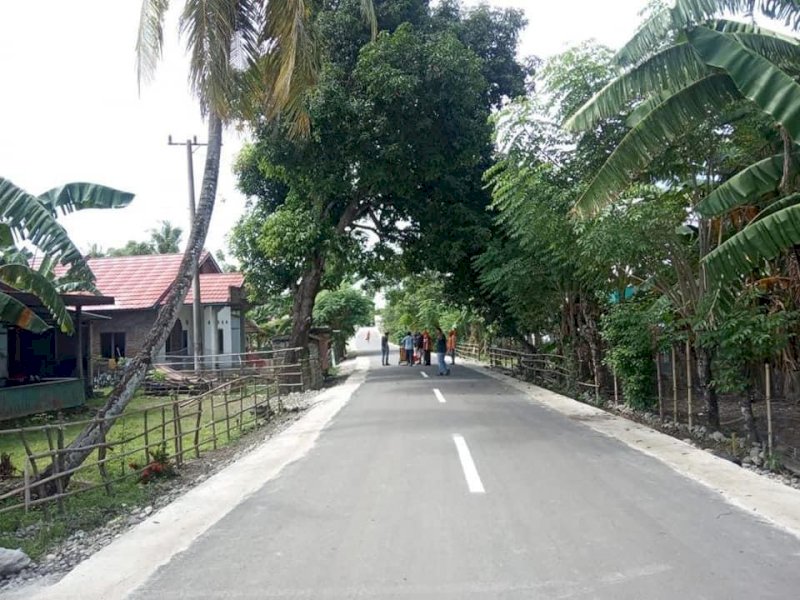 Pengaspalan di salah satu ruas jalan desa di Wajo. (Foto: Ist)