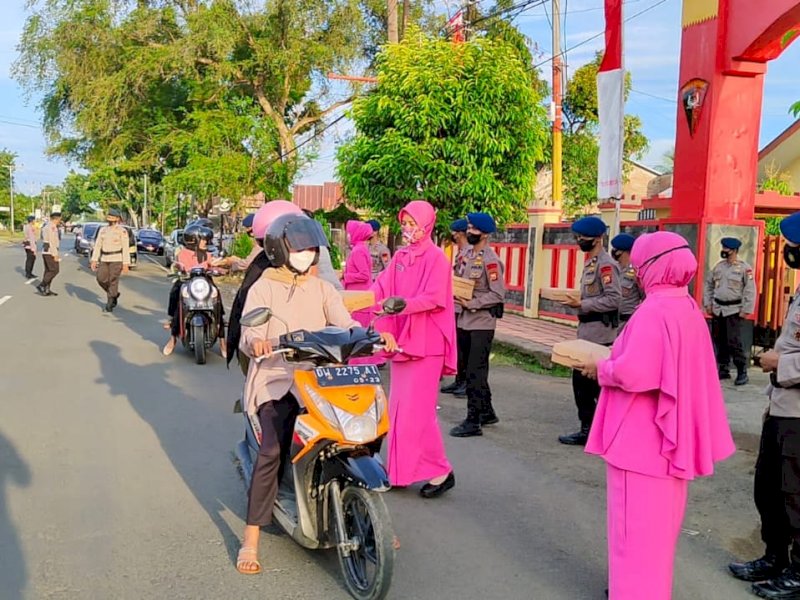 Brimob Bone bagi-bagi takjil untuk pengguna jalan raya. (Ist)