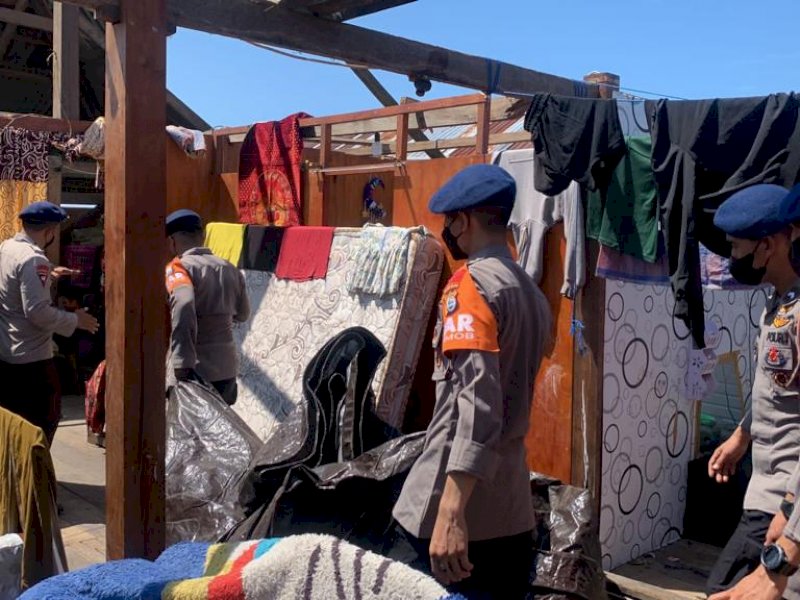 Brimob Bone bantu korban angin kencang di Lonrae. (Ist)