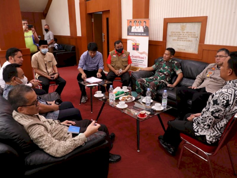 Hadir dalam rapat tKapolres Bantaeng, Rachmat Sumekar, Dandim 1410 Bantaeng, Gatot Awan Febrianto, Kajari Bantaeng, Dedyng Wibianto Attabay, Sekretaris Daerah Bantaeng, Abdul Wahab. (Ist)