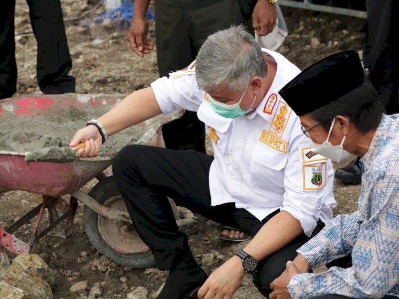 Bupati Pinrang Irwan Hamid meletakkan batu pertama pembangunan Ponpes DDI. (Ist)