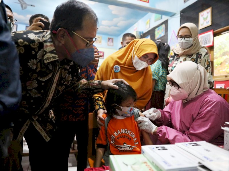 Suasana vaksinasi anak di SD Mangkura 2 Makassar. (Ist)